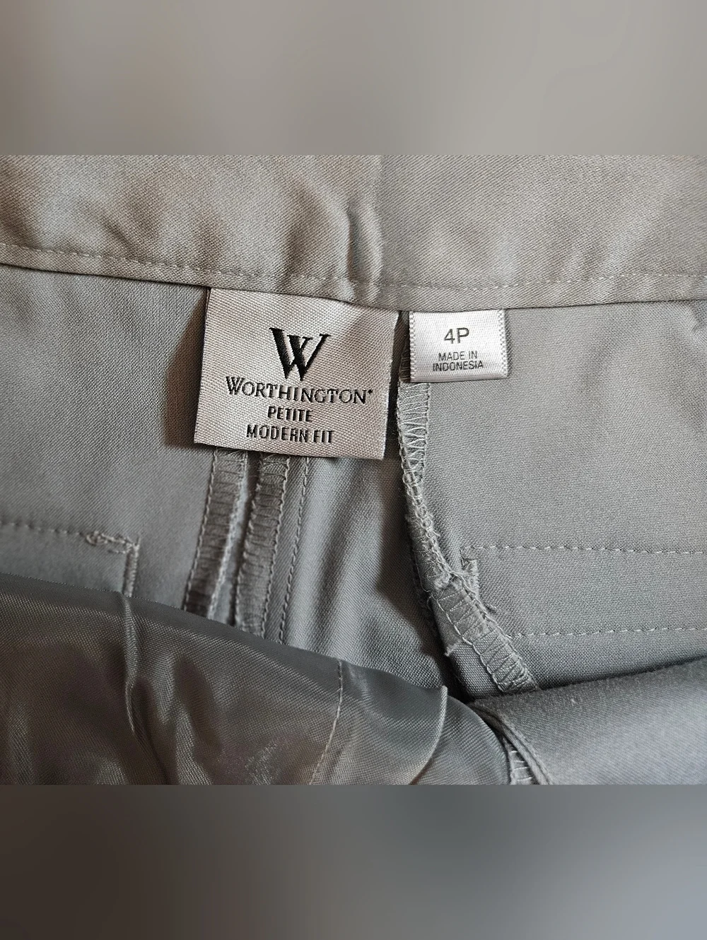 NWT Worthington Womens Petite Gray Modern Fit Bermuda Front Pleat Shorts Size 4P